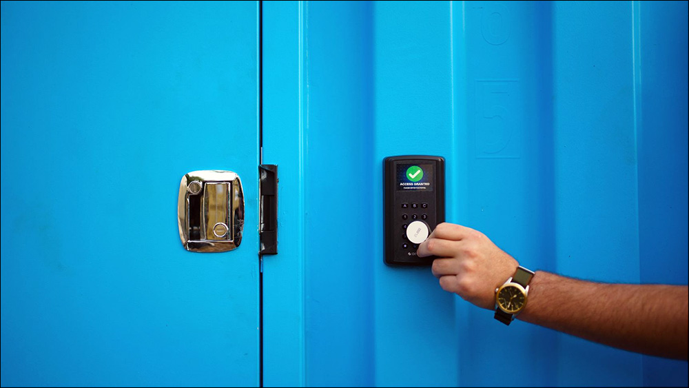 Users receive a contactless access fob with which they can use the unit.