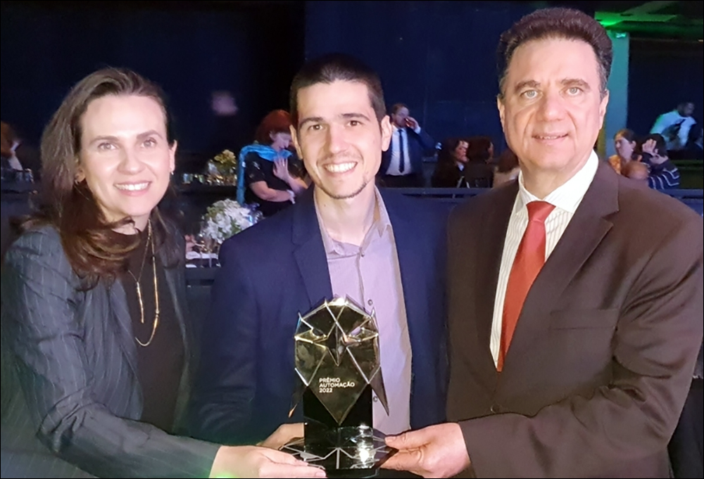 Sincpress's Paula Valerio, with Diego Mutta and Kami Saidi, holding the 2022 GS1 Automation Award