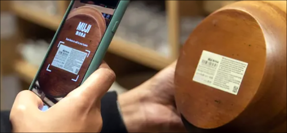 Customers can make mobile payments with their own phone, using barcode scans.