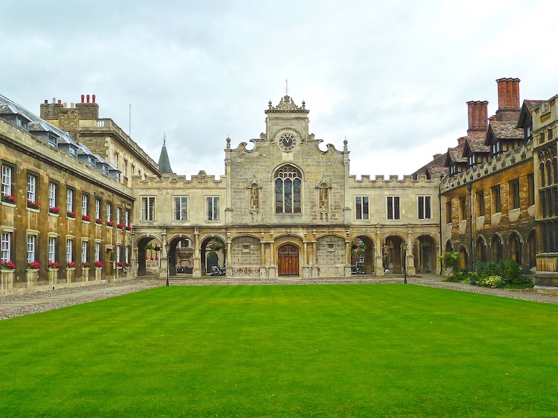 Hanshow, University of Cambridge Courtyard view of the historic Peterhouse College, the oldest college at the University of Cambridge.