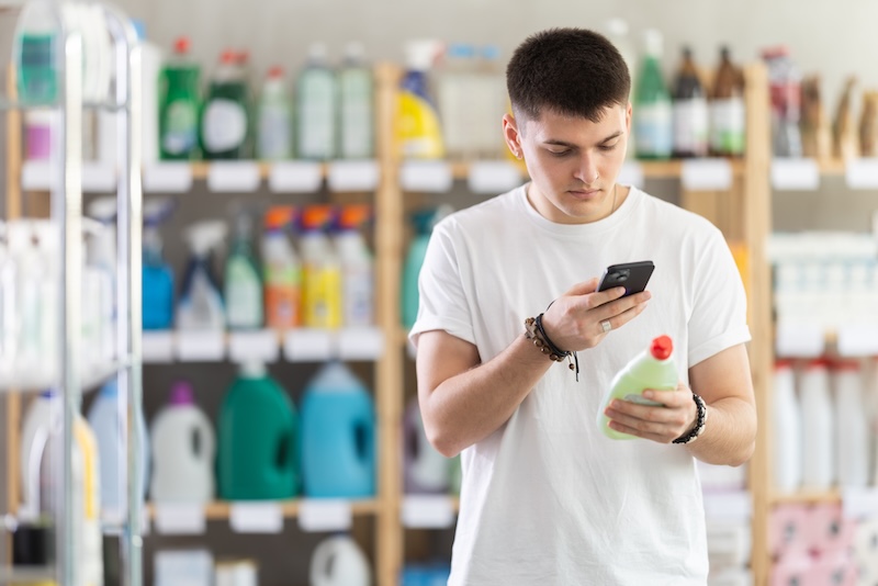 George Schmitt & Co. Collaborates with Wiliot Male shopper checks a QR code on a dishwashing sponge label in a supermarket